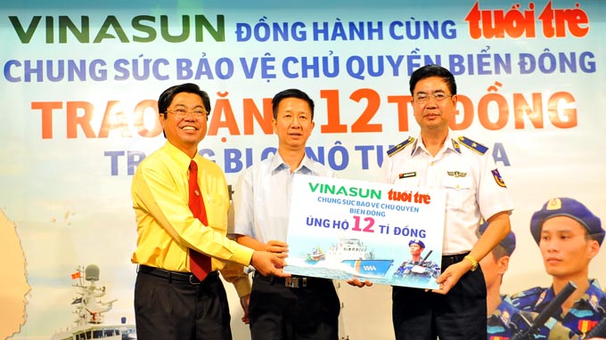 Vinasun cùng báo Tuổi trẻ trao 12 tỉ đồng cho cảnh sát biển Việt Nam mua xuồng tuần tra cao tốc