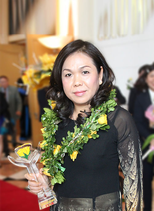 Tổng Giám đốc Đặng Thị Lan Phương nhận Cúp Bông hồng Vàng 2013