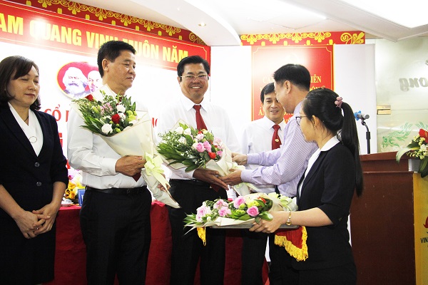 Đại diện Đảng Ủy Quận 5 trao tặng hoa cho Ban chấp hành Đảng bộ Công ty