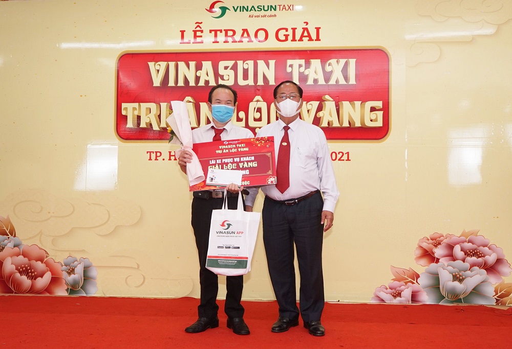 Lái xe chở khách trúng giải Lộc vàng trong chương trình Vinasun Taxi - Tri Ân Lộc Vàng