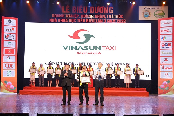 Vinasun Taxi đạt giải TOP 10 Doanh nghiệp được tin dùng nhất Việt Nam 2022