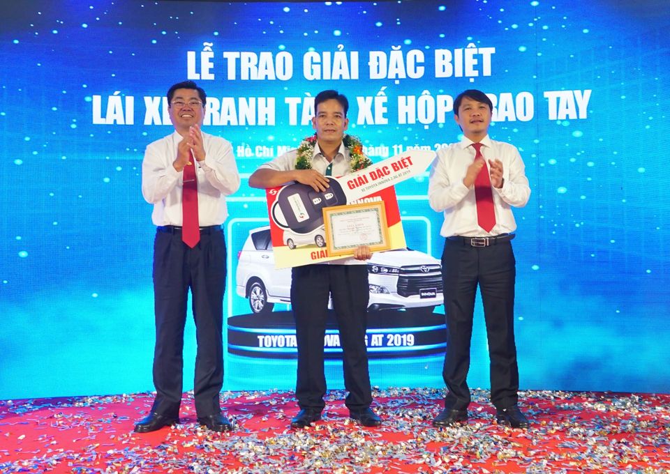 Vinasun Taxi trao thưởng "xế hộp" gần 1 tỷ đồng cho lái xe