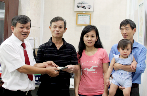 Tài xế taxi trả lại 8.000 USD cho khách Việt kiều