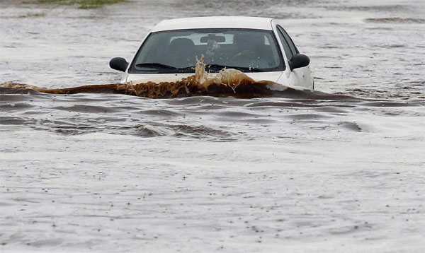 Các kỹ năng lái ô tô an toàn khi trời mưa và đường ngập
